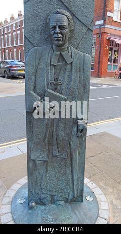 David Sheppard anglikanischer Erzbischof von Liverpool Bronzestatue, Hope St, Liverpool, Merseyside, England, UK, L1 9-POLIG Stockfoto