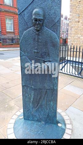 Derek Worlock Erzbischof von Liverpool Bronzestatue, Hope St, Liverpool, Merseyside, England, UK, L1 9-POLIG Stockfoto