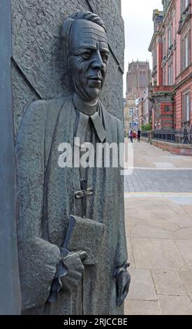 David Sheppard anglikanischer Erzbischof von Liverpool Bronzestatue, Hope St, Liverpool, Merseyside, England, UK, L1 9-POLIG Stockfoto