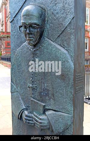 Derek Worlock Erzbischof von Liverpool Bronzestatue, Hope St, Liverpool, Merseyside, England, UK, L1 9-POLIG Stockfoto