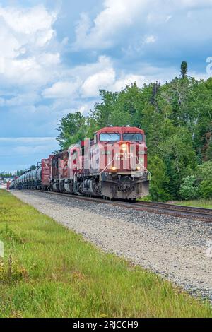 Der Canadian Pacific Freight Train fährt durch das kleine Dorf Upsala Ontario. Stockfoto