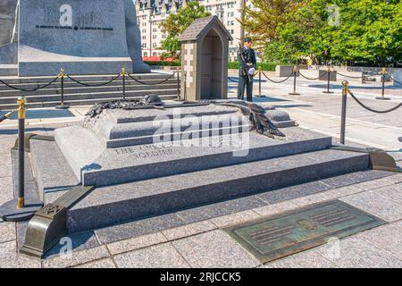 Das vor dem National war Memorial am Confederation Square gelegene Tomb of the Unknown Soldier ist allen kanadischen Soldaten gewidmet. Stockfoto