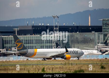 Ein Passagierflugzeug der deutschen Fluggesellschaft Condor am Flughafen Frankfurt am Main (21. August 2023) Stockfoto