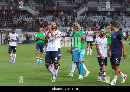 Turin, Italien. August 2023. Italien, Turin, 21. august 2023: Alberto Dossena (Cagliari Verteidiger) begrüßt die Fans am Ende des Fußballspiels Torino vs Cagliari, Serie A 2023-2024 Day 1, Stadio Olimpico (Foto: Fabrizio Andrea Bertani/Pacific Press) Credit: Pacific Press Media Production Corp./Alamy Live News Stockfoto