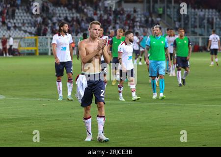 Turin, Italien. August 2023. Italien, Turin, 21. august 2023: Jakub Jankto (Mittelfeldspieler von Cagliari) begrüßt die Fans am Ende des Fußballspiels Torino vs Cagliari, Serie A 2023-2024 Day 1, Stadio Olimpico (Foto: Fabrizio Andrea Bertani/Pacific Press) Credit: Pacific Press Media Production Corp./Alamy Live News Stockfoto