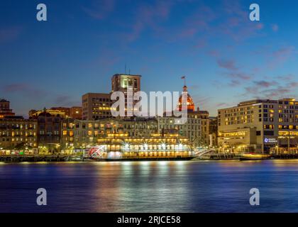 Savannah Skyline der River Street und Rathaus mit der Georgia Queen am Dock Savannah, Georgia, Vereinigte Staaten von Amerika Stockfoto