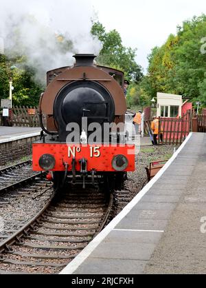 Die Hunslet-Sparsammelpanzerlokomotive Nr. 15 Earl David wechselt die Gleise am Bahnhof Bitton der Avon Valley Railway. Stockfoto