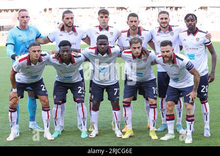 Turin, Italien. August 2023. Italien, Turin, 21. august 2023: Startaufstellung von Cagliari im Mittelfeld für Teamfoto während des Fußballspiels Torino vs Cagliari, Serie A 2023-2024 Day 1, Stadio Olimpico (Credit Image: © Fabrizio Andrea Bertani/Pacific Press via ZUMA Press Wire) NUR REDAKTIONELLE VERWENDUNG! Nicht für kommerzielle ZWECKE! Stockfoto