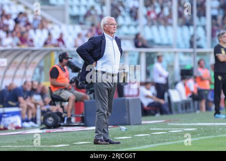 Turin, Italien. August 2023. Italien, Turin, 21. august 2023: Claudio Ranieri (Cagliari-Manager) folgt der Handlung auf der Bank während des Fußballspiels Torino gegen Cagliari, Serie A 2023-2024 Tag 1, Stadio Olimpico (Bild: © Fabrizio Andrea Bertani/Pacific Press via ZUMA Press Wire) NUR REDAKTIONELLER GEBRAUCH! Nicht für kommerzielle ZWECKE! Stockfoto