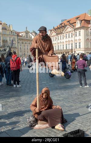 Straßenmusiker im Prager Altstadt-Teil scheinen eine Levitationsaktion zu machen. Tschechische Republik. Stockfoto