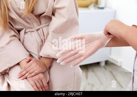 Patientensicherheit gewährleisten: Arzt legt sterile Handschuhe präzise an Stockfoto