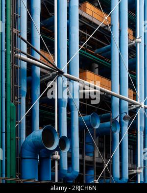 Rückansicht mit freiliegenden Wartungsleitungen. Centre Pompidou Paris in 2023, Paris, Frankreich. Architekt: Richard Rogers, Renzo Piano, Gianfranco Franchini Stockfoto