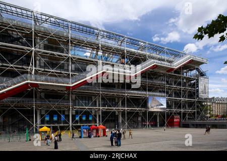 Blick in Richtung Pompidou mit Poster für Norman Foster Retrospektive (Bild von Edmund Sumner). Centre Pompidou Paris in 2023, Paris, Frankreich. Architekt Stockfoto