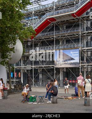 Blick in Richtung Pompidou mit Poster für Norman Foster Retrospektive (Bild von Edmund Sumner). Centre Pompidou Paris in 2023, Paris, Frankreich. Architekt Stockfoto