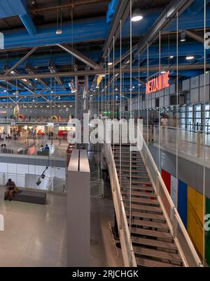 Innenansicht im Erdgeschoss. Centre Pompidou Paris in 2023, Paris, Frankreich. Architekt: Richard Rogers, Renzo Piano, Gianfranco Franchini, 1977. Stockfoto