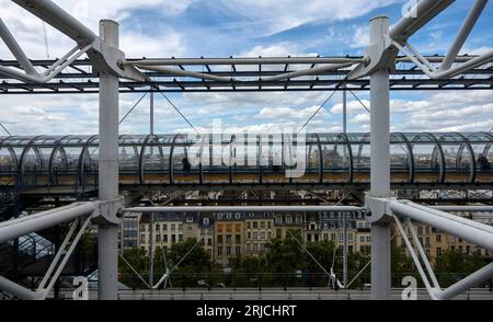 Blick über Paris von der oberen Treppe. Centre Pompidou Paris in 2023, Paris, Frankreich. Architekt: Richard Rogers, Renzo Piano, Gianfranco Franchini, 197 Stockfoto
