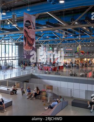 Innenansicht im Erdgeschoss. Centre Pompidou Paris in 2023, Paris, Frankreich. Architekt: Richard Rogers, Renzo Piano, Gianfranco Franchini, 1977. Stockfoto