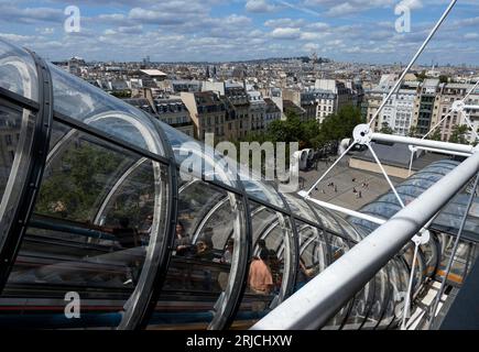 Blick über Paris von der oberen Treppe. Centre Pompidou Paris in 2023, Paris, Frankreich. Architekt: Richard Rogers, Renzo Piano, Gianfranco Franchini, 197 Stockfoto