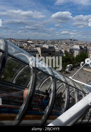Blick über Paris von der oberen Treppe. Centre Pompidou Paris in 2023, Paris, Frankreich. Architekt: Richard Rogers, Renzo Piano, Gianfranco Franchini, 197 Stockfoto