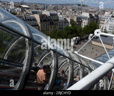 Blick über Paris von der oberen Treppe. Centre Pompidou Paris in 2023, Paris, Frankreich. Architekt: Richard Rogers, Renzo Piano, Gianfranco Franchini, 197 Stockfoto