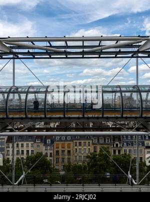 Blick über Paris von der oberen Treppe. Centre Pompidou Paris in 2023, Paris, Frankreich. Architekt: Richard Rogers, Renzo Piano, Gianfranco Franchini, 197 Stockfoto