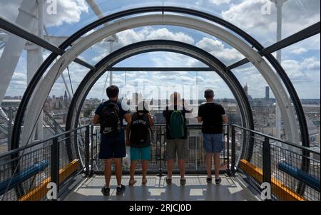 Blick über Paris vom oberen Korridor. Centre Pompidou Paris in 2023, Paris, Frankreich. Architekt: Richard Rogers, Renzo Piano, Gianfranco Franchini, 197 Stockfoto