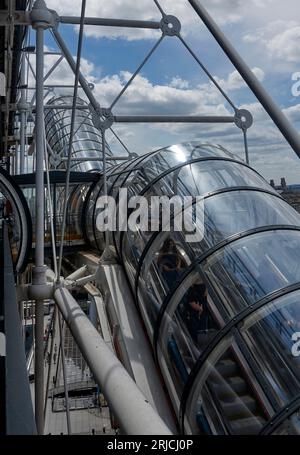 Blick über Paris von der oberen Treppe. Centre Pompidou Paris in 2023, Paris, Frankreich. Architekt: Richard Rogers, Renzo Piano, Gianfranco Franchini, 197 Stockfoto