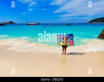 Dezember 31, 2018, Phuket, Thailand - Ein Tourist posiert für ein Foto am malerischen Strand der Similan Islands mit blau-grünem Wasser und silbernem Sand Stockfoto
