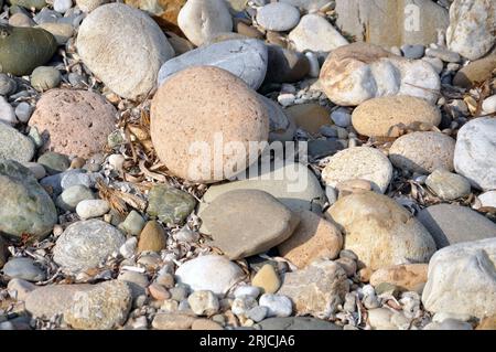 Bunte Steine, Meer und Sand Stockfoto