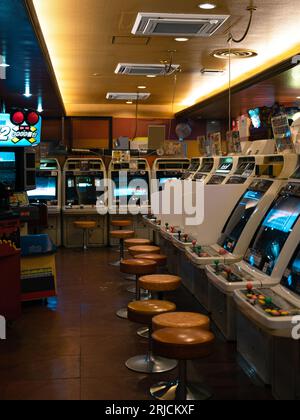 Eine Reihe von Retro-Arcade-Automaten in Osaka. Stockfoto