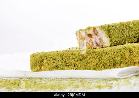 Türkisches Vergnügen. Wunderschöne Fotos von türkischen Süßigkeiten. türkische Leckereien. Geleeewürfel mit Mastixgeschmack (griechisch-türkischer Genuss) Stockfoto