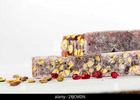 Türkisches Vergnügen. Wunderschöne Fotos von türkischen Süßigkeiten. türkische Leckereien. Geleeewürfel mit Mastixgeschmack (griechisch-türkischer Genuss) Stockfoto