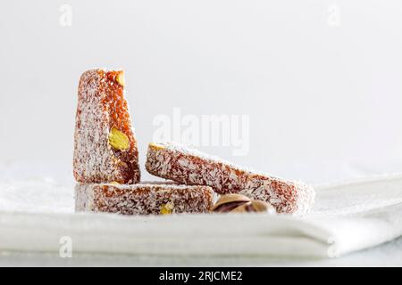 Türkisches Vergnügen. Wunderschöne Fotos von türkischen Süßigkeiten. türkische Leckereien. Geleeewürfel mit Mastixgeschmack (griechisch-türkischer Genuss) Stockfoto