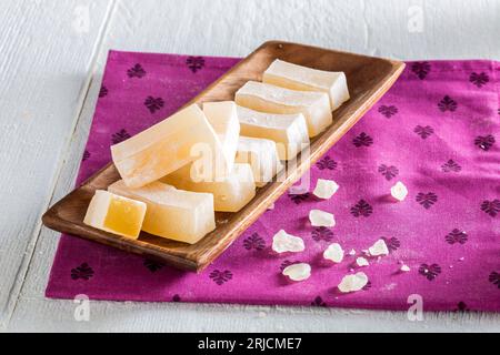 Türkisches Vergnügen. Wunderschöne Fotos von türkischen Süßigkeiten. türkische Leckereien. Geleeewürfel mit Mastixgeschmack (griechisch-türkischer Genuss) Stockfoto