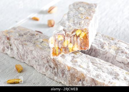 Türkisches Vergnügen. Wunderschöne Fotos von türkischen Süßigkeiten. türkische Leckereien. Geleeewürfel mit Mastixgeschmack (griechisch-türkischer Genuss) Stockfoto