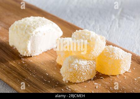 Türkisches Vergnügen. Wunderschöne Fotos von türkischen Süßigkeiten. türkische Leckereien. Geleeewürfel mit Mastixgeschmack (griechisch-türkischer Genuss) Stockfoto