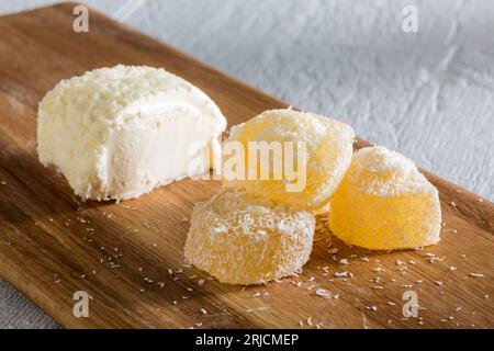 Türkisches Vergnügen. Wunderschöne Fotos von türkischen Süßigkeiten. türkische Leckereien. Geleeewürfel mit Mastixgeschmack (griechisch-türkischer Genuss) Stockfoto