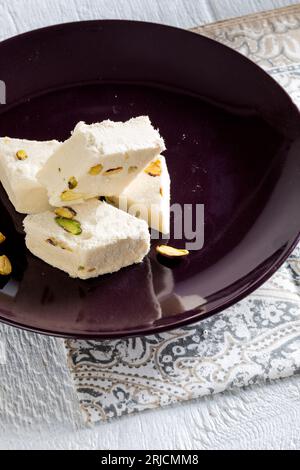Türkisches Vergnügen. Wunderschöne Fotos von türkischen Süßigkeiten. türkische Leckereien. Geleeewürfel mit Mastixgeschmack (griechisch-türkischer Genuss) Stockfoto
