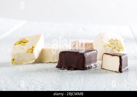 Türkisches Vergnügen. Wunderschöne Fotos von türkischen Süßigkeiten. türkische Leckereien. Geleeewürfel mit Mastixgeschmack (griechisch-türkischer Genuss) Stockfoto