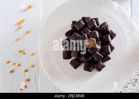 Türkisches Vergnügen. Wunderschöne Fotos von türkischen Süßigkeiten. türkische Leckereien. Geleeewürfel mit Mastixgeschmack (griechisch-türkischer Genuss) Stockfoto
