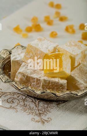 Türkisches Vergnügen. Wunderschöne Fotos von türkischen Süßigkeiten. türkische Leckereien. Geleeewürfel mit Mastixgeschmack (griechisch-türkischer Genuss) Stockfoto