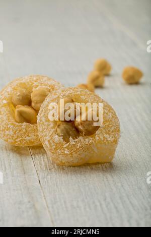 Türkisches Vergnügen. Wunderschöne Fotos von türkischen Süßigkeiten. türkische Leckereien. Geleeewürfel mit Mastixgeschmack (griechisch-türkischer Genuss) Stockfoto