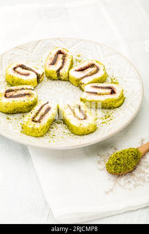 Türkisches Vergnügen. Wunderschöne Fotos von türkischen Süßigkeiten. türkische Leckereien. Geleeewürfel mit Mastixgeschmack (griechisch-türkischer Genuss) Stockfoto