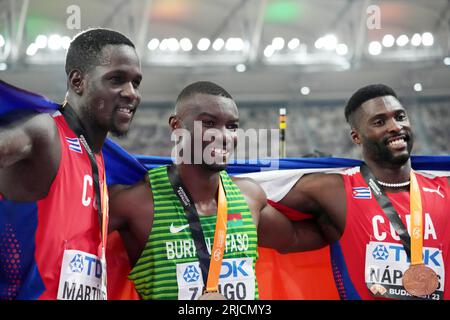 Budapest, Hongrie. August 2023. Lazaro Martinez von CUB Silver Medaille, Hugues Fabrice Zango von BUR Gold Medaille, Cristian Napoles von CUB Bronze Medaille, Männer Triple Jump während der Leichtathletik-Weltmeisterschaften 2023 am 21. August 2023 in Nemzeti Atletikai Kozpont in Budapest, Ungarn - Foto Laurent Lairys/DPPI Credit: DPPI Media/Alamy Live News Stockfoto