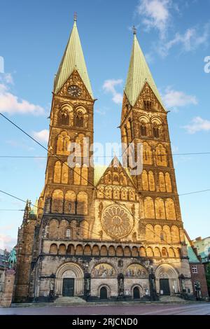 Bremer Dom in Bremen, Deutschland. Bremer Dom bei goldenem Sonnenuntergang. Stockfoto