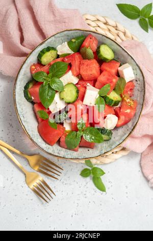 Sommersalat mit Wassermelone, Minze, Gurke und Fetakäse aus nächster Nähe Stockfoto