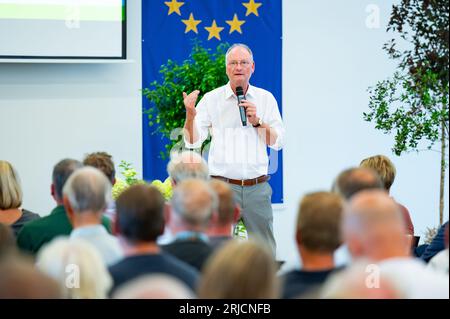 Ellerhoop, Deutschland. August 2023. Wetterexperte Sven Plöger hält eine Präsentation vor Konferenzteilnehmern. Welche Bäume können dem fortschreitenden Klimawandel in unseren Städten standhalten? Experten suchten am Dienstag bei einem Symposium im Kindergartenzentrum Ellerhoop (Bezirk Pinneberg) nach Lösungen. Quelle: Jonas Walzberg/dpa/Alamy Live News Stockfoto