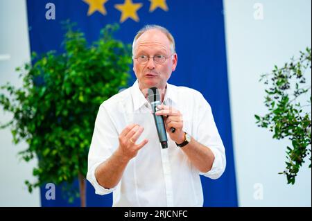 Ellerhoop, Deutschland. August 2023. Wetterexperte Sven Plöger hält eine Präsentation vor Konferenzteilnehmern. Welche Bäume können dem fortschreitenden Klimawandel in unseren Städten standhalten? Experten suchten am Dienstag bei einem Symposium im Kindergartenzentrum Ellerhoop (Bezirk Pinneberg) nach Lösungen. Quelle: Jonas Walzberg/dpa/Alamy Live News Stockfoto