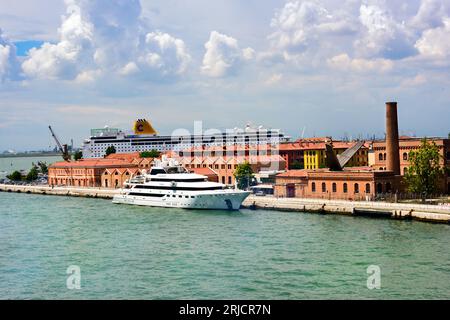 Venedig, Italien - 13. Juni 2016: Blick auf die Stadt Venedig von der Seite eines Kreuzfahrtschiffs. Venedig ist einer der geschäftigsten Kreuzfahrthäfen in Europa Stockfoto