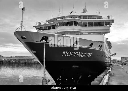 Schwarz-weiß-Foto der norwegischen Hurtigruten-Fähre MS NORDNORGE, die in Svolvær, den Lofoten-Inseln, Norwegen, vor Anker liegt. 4. Mai 2023 Stockfoto